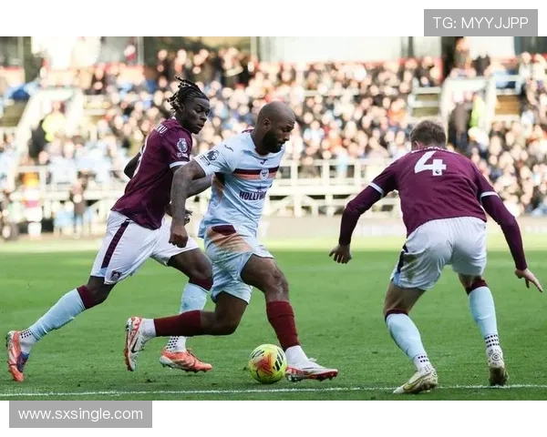 巴尼特与布伦特福特的精彩对决揭示英足总杯的激烈竞争与球队实力较量